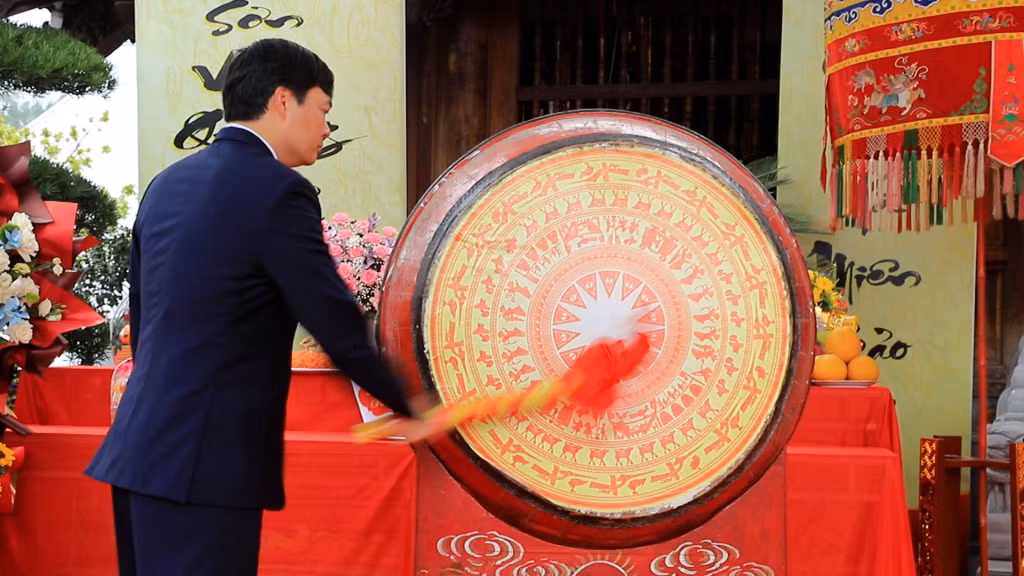 Ông Nguyễn Văn Ngoãn, Phó Bí thư Thị ủy, Chủ tịch UBND TX Đông Triều thực hiện nghi lễ gióng trống