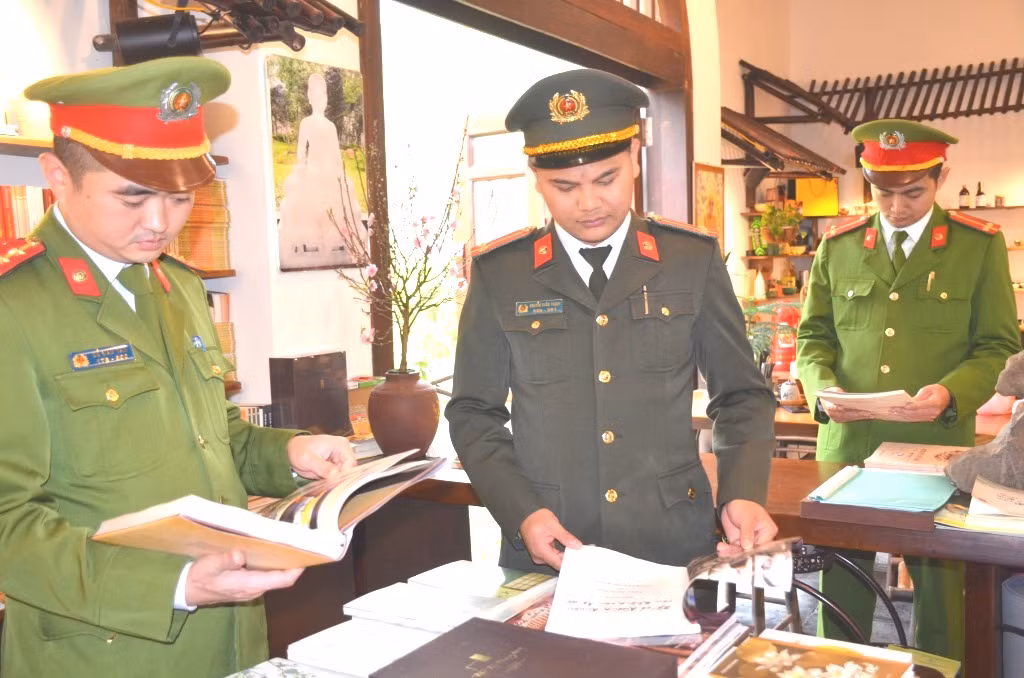  Cán bộ Trạm Công an Yên Tử kiểm tra nội dung sách, báo bày bán tại Khu di tích Yên Tử.
