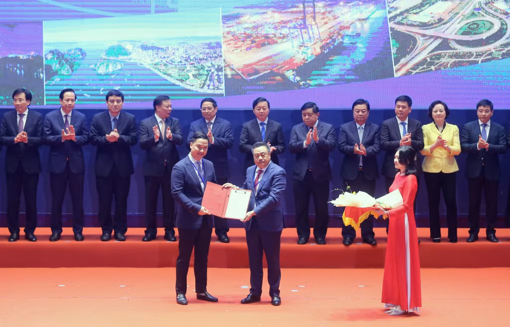 Đồng chí Chủ tịch UBND TP Hà Nội Trần Sỹ Thanh trao Quyết định chủ trương đầu tư, giấy chứng nhận đầu tư của TP Hà Nội cho các nhà đầu tư.