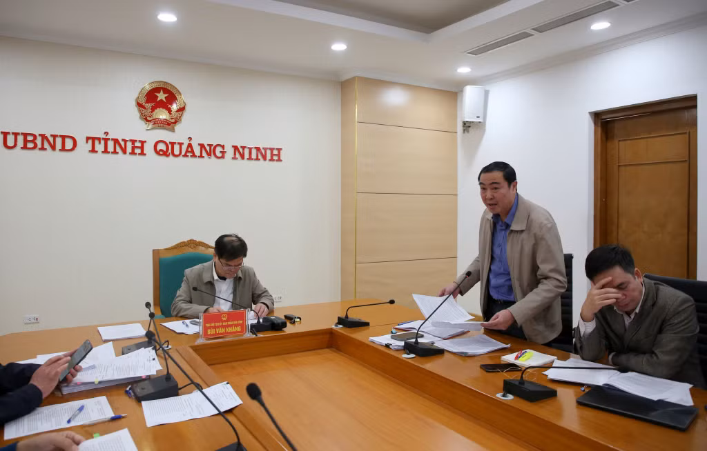 Đồng chí Phó Chủ tịch UBND tỉnh nghe và cho ý kiến về hồ sơ trình HĐND tỉnh đề nghị ban hành nghị quyết về chính sách hỗ trợ phát triển sản xuất thực hiện Chương trình mục tiêu quốc gia trên địa bản tỉnh Quảng Ninh đến năm 2025.