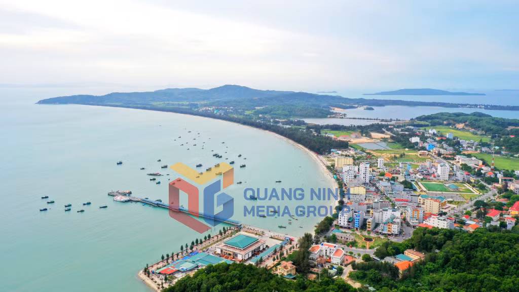 Một góc thị trấn Cô Tô hôm nay (7-2020). Ảnh: Đỗ Phương