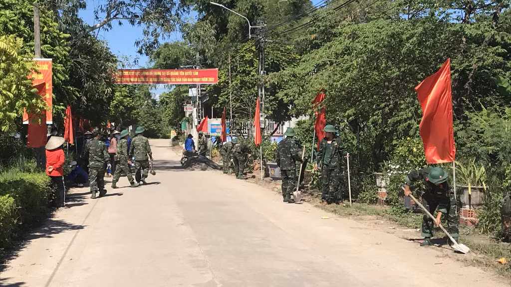 Lực lượng quân đội thị xã Quảng Yên phát quang tại các khu vực trọng yếu trên địa bàn.