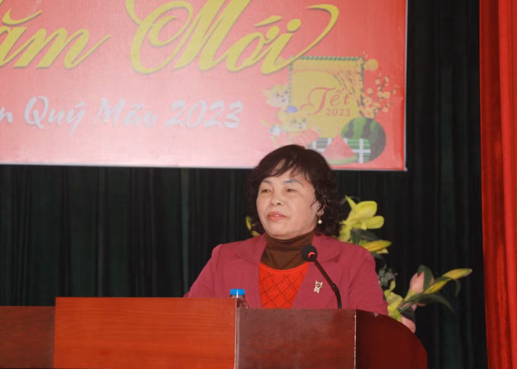 Đảng viên chi bộ khu 4, phường Hồng Gai, TP Hạ Long phát biểu tham gia ý kiến tại buổi sinh hoạt chi bộ.