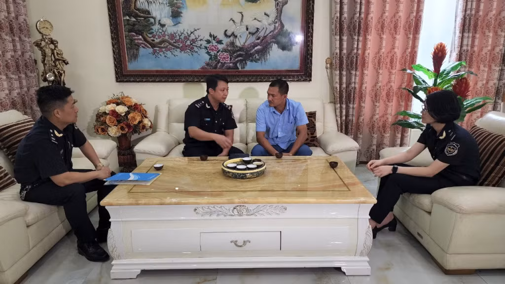 CBCC Chi cục Hải quan Cửa khẩu Hoành Mô, gặp gỡ, trao đổi tháo gỡ vướng mắc cho doanh nghiệp.