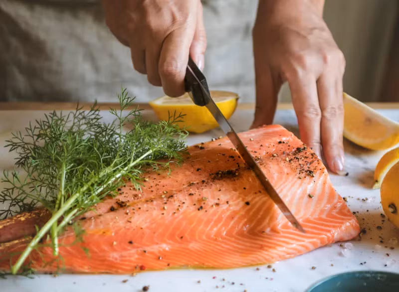 Cá hồi nổi tiếng với nhiều lợi ích sức khỏe. Loại cá này chứa nhiều omega-3, một axit béo cần thiết cho cơ thể. Ảnh: Shutterstock.