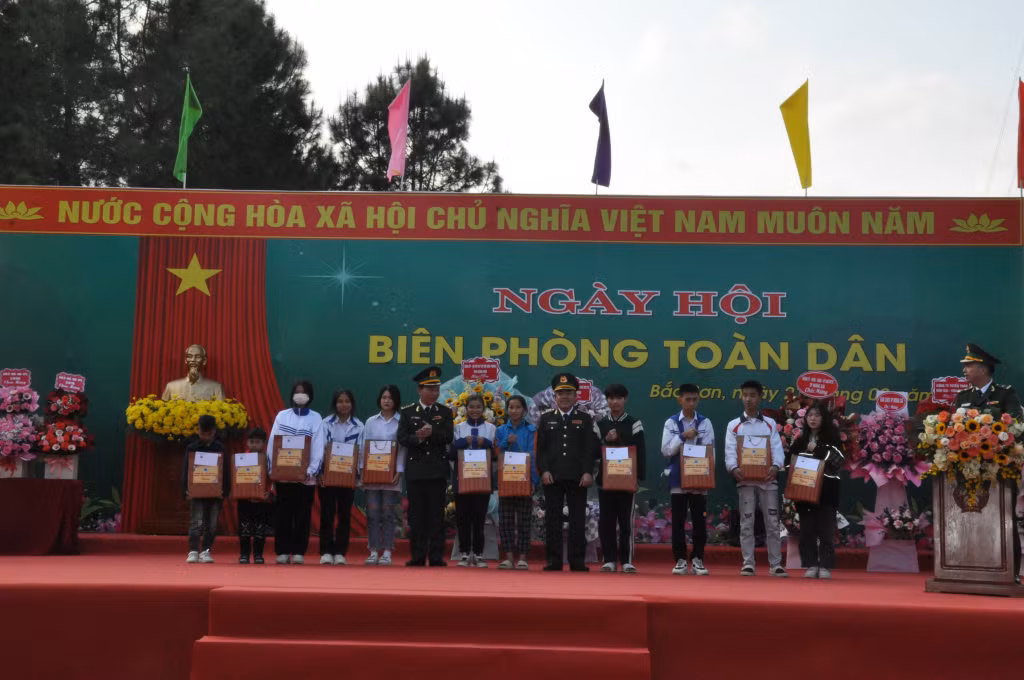 Bộ đội BP trao quà cho các em học sinh
