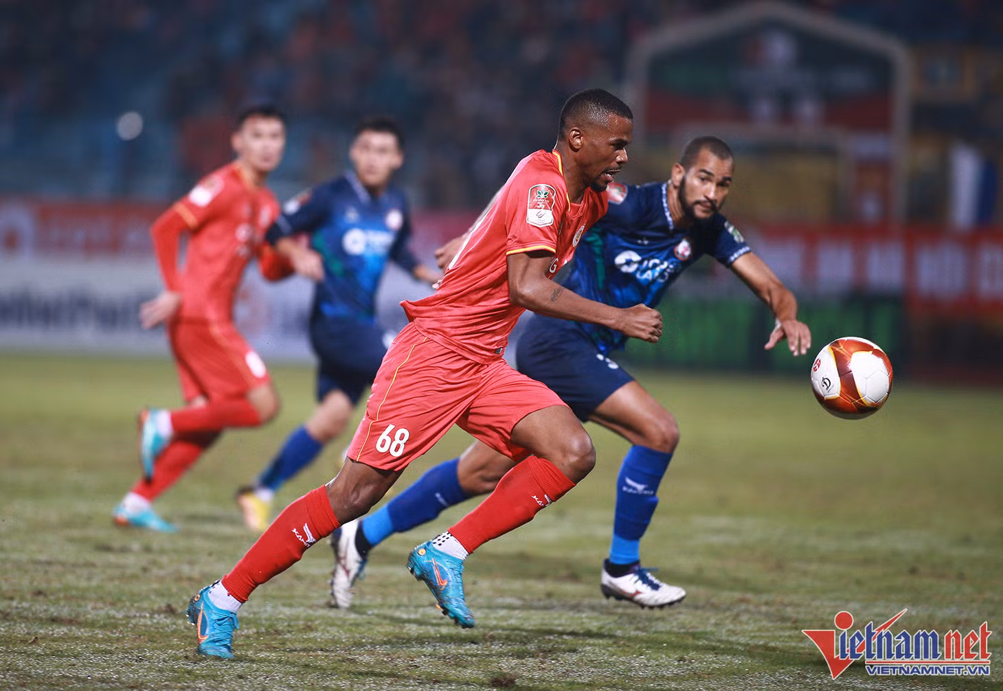 Trên sân nhà, Công An Hà Nội chiếm hoàn toàn thế trận và tạo ra nhiều cơ hội.