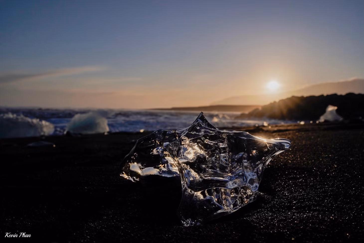 Theo tiếng Iceland, Breiðamerkursandur nghĩa là bãi biển “kim cương”, để mô tả bãi biển có nhiều băng đá trong suốt, khổng lồ nằm dọc bờ cát đen, như những viên kim cương chưa cắt gọt. Ảnh: Kevin Phan