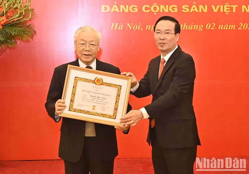 Đồng chí Võ Văn Thưởng, Ủy viên Bộ Chính trị, Thường trực Ban Bí thư trao Huy hiệu 55 năm tuổi Đảng tặng Tổng Bí thư Nguyễn Phú Trọng. (Ảnh: ĐĂNG KHOA)