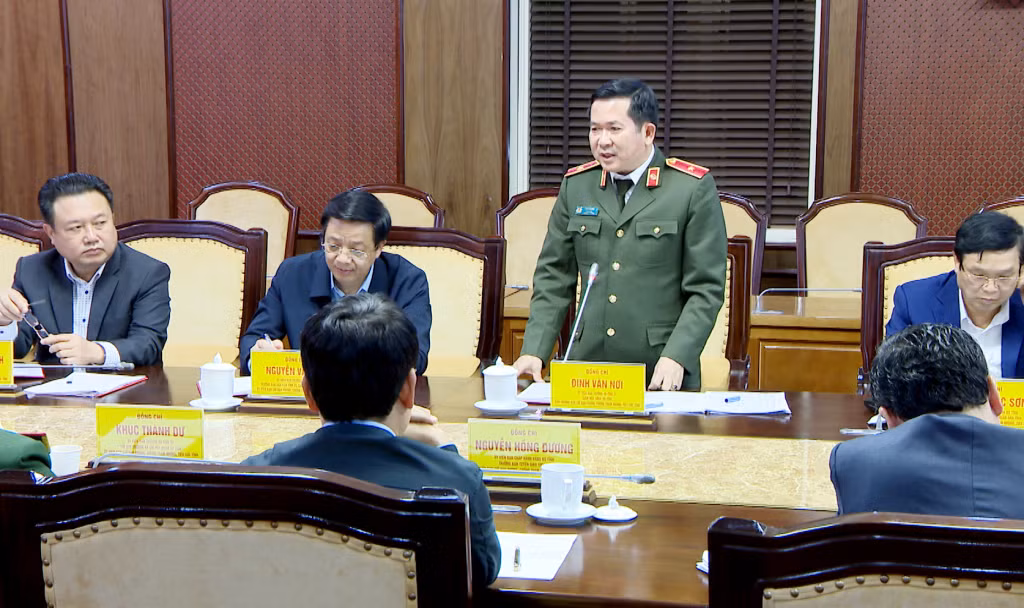 Thiếu tướng Đinh Văn Nơi, Giám đốc Công an tỉnh, phát biểu tại phiên họp.