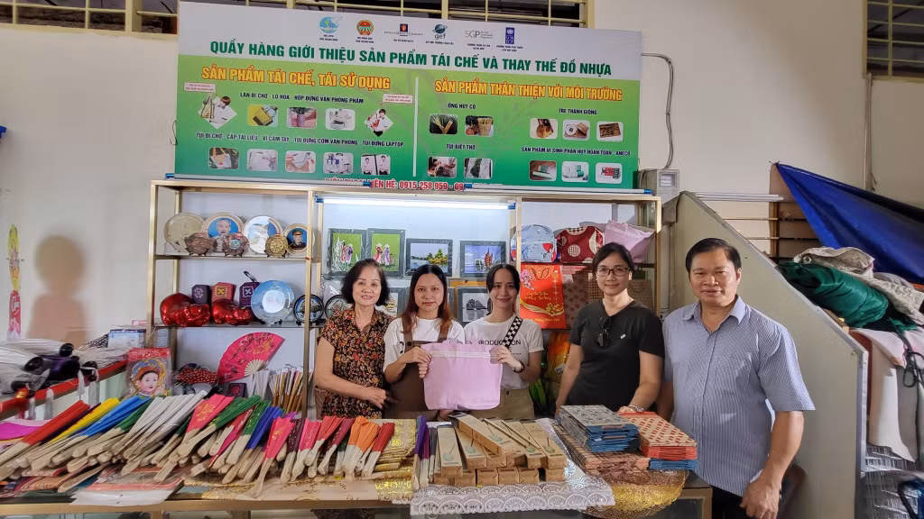 Quầy hàng giới thiệu sản phẩm tái chế và thay thế đồ nhựa (EPPIC Shop) tại chợ Hạ Long I.
