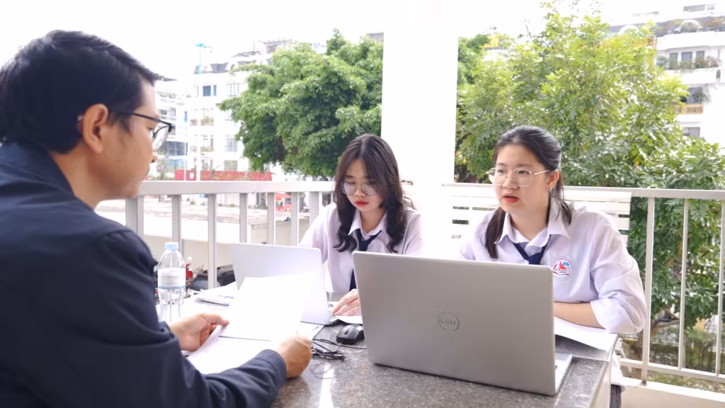 Nhóm tác giả Nguyễn Thảo Nguyên và Nguyễn Trà Giang (Trường THPT Chuyên Hạ Long) chuẩn bị cho Cuộc thi KHKT cấp quốc gia giành cho học sinh trung học năm học 2022-2023.