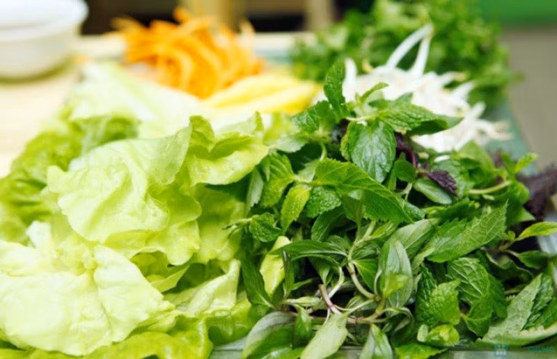 Rau sống món ăn phổ biến của nhiều người. Ảnh: Thanh Hương