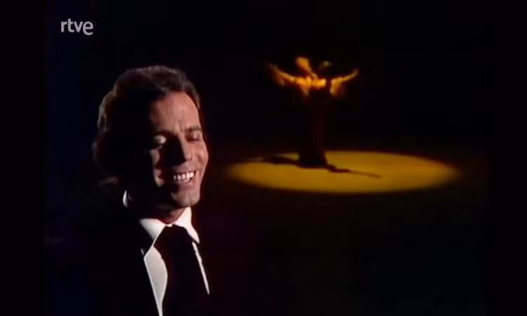 Julio Iglesias hát "Can't Take My Eyes Off You'"năm 1976.