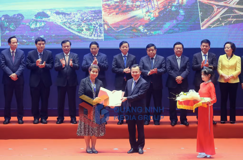 Đồng chí Cao Tường Huy, Quyền Chủ tịch UBND tỉnh Quảng Ninh trao Giấy chứng nhận đăng ký đầu tư Dự án Sane xuất các sản phẩm an toàn cho ô tô và xe có động cơ để xuất khẩu.