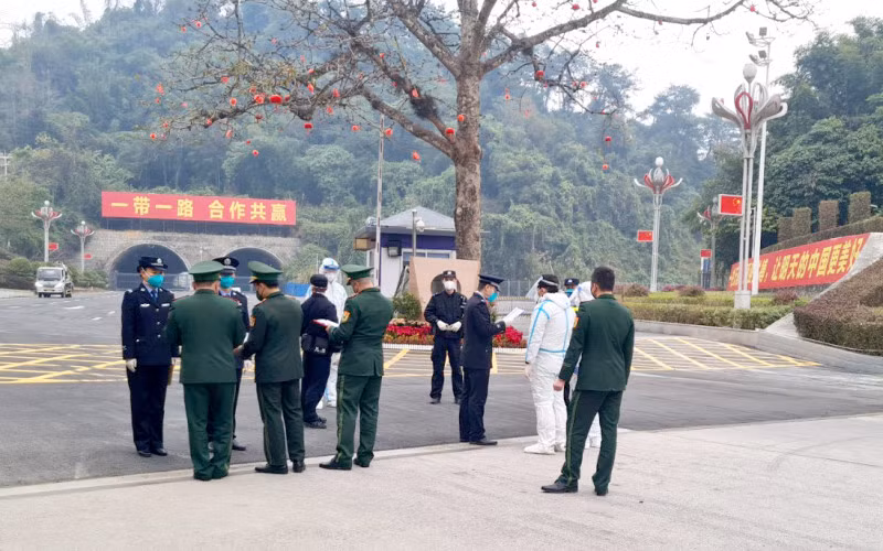 Trao trả 4 công dân Trung Quốc nhập cảnh trái phép vào Việt Nam cho cơ quan chức năng phía Trung Quốc tại cửa khẩu quốc tế Hữu Nghị.
