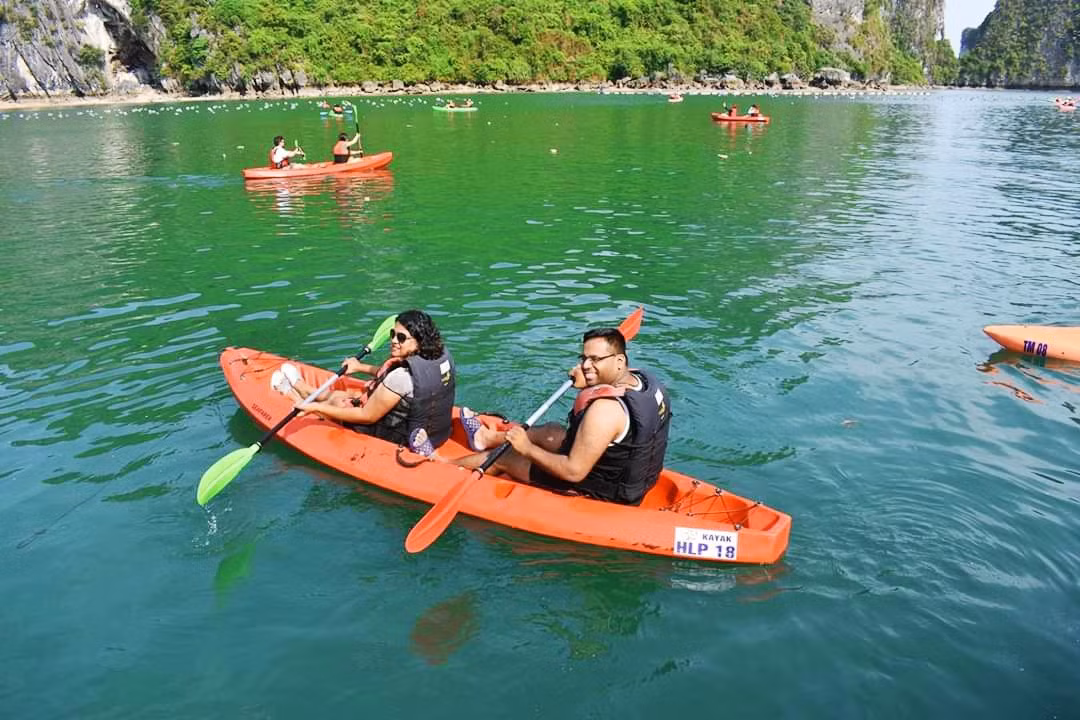 Trải nghiệm trèo thuyền kayak trên biển.