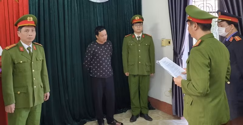 Cơ quan điều tra đọc lệnh bắt tạm giam đối với Lê Quang Vũ.