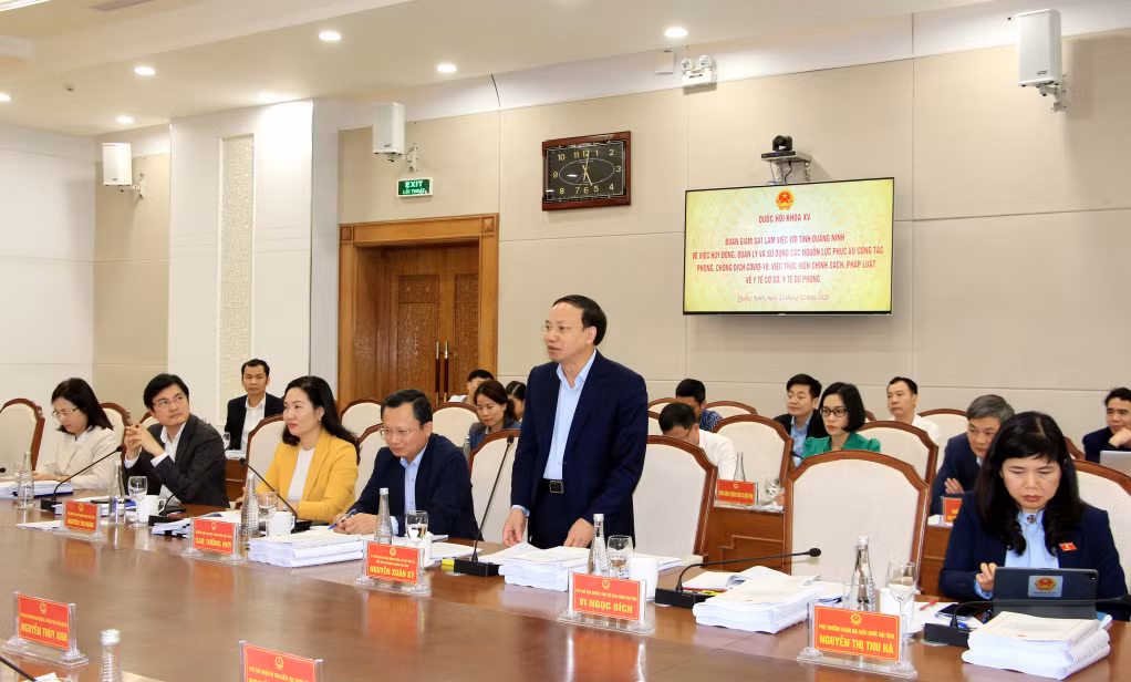 Đồng chí Nguyễn Xuân Ký, Ủy viên Trung ương Đảng, Bí thư Tỉnh ủy, Chủ tịch HĐND tỉnh, phát biểu tại buổi làm việc.