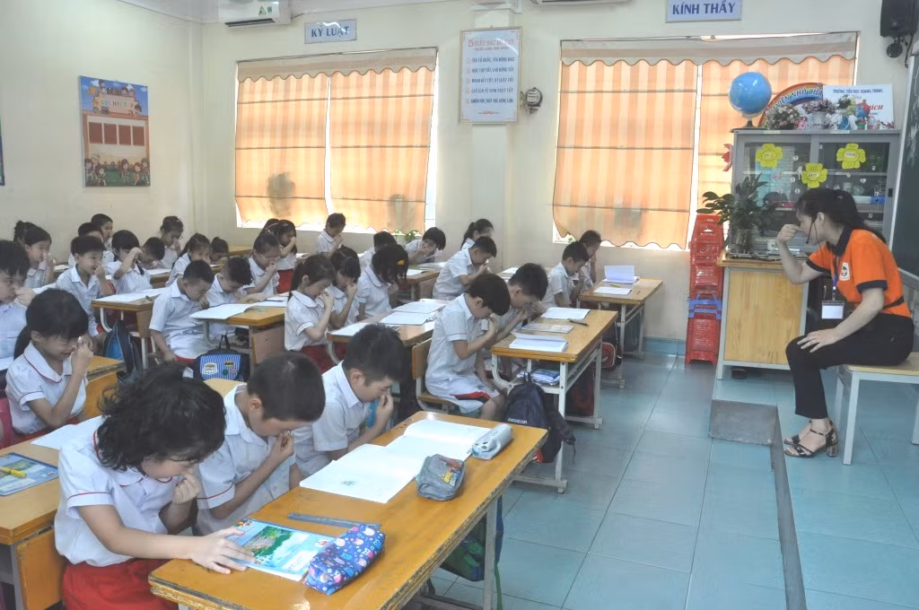 Một tiết học kỹ năng sống hướng dẫn trẻ xử lý khi bị chảy máu cam tại Trường Tiểu học Quang Trung.