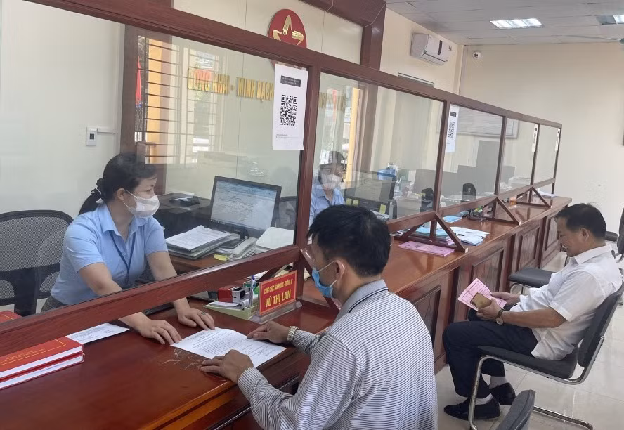 Cán bộ Bộ phận tiếp nhận và trả kết quả hiện đại phường Minh Thành (TX Quảng Yên) hướng dẫn công dân giải quyết thủ tục hành chính.