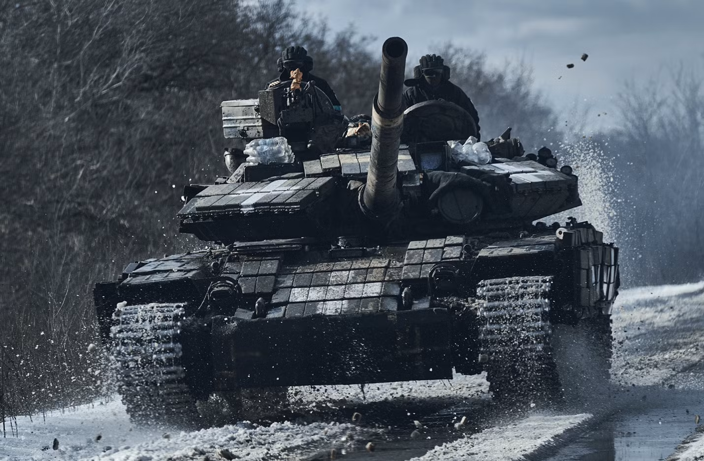 Binh sĩ Ukraine trên xe tăng ở tiền tuyến Bakhmut ngày 20/2/2023. Ảnh: AP
