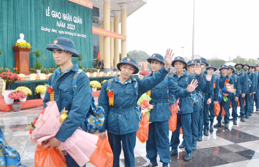 Tân binh TP Móng Cái phấn khởi lên đường thực hiện nghĩa vụ quân sự.