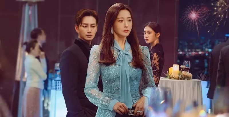 Kim Hee Sun vào vai phụ nữ bị chồng bỏ trả thù "tiểu tam". Ảnh: Remarriage &amp; Desires.