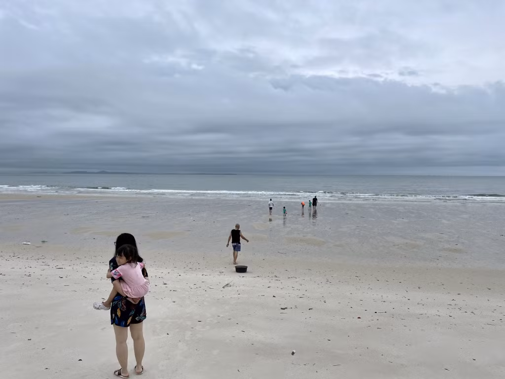 Du khách khám phá vẻ đẹp của bãi biển tại xã Minh Châu, huyện Vân Đồn.