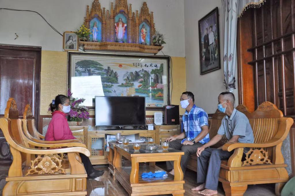 Trưởng thôn và MTTQ thôn Đông Lâm, xã Bình Dương (Đông Triều) tuyên truyền người dân thực hiện tốt các chính sách pháp luật của Nhà nước.