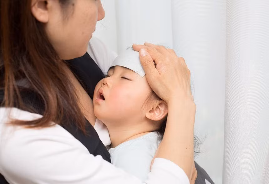 Sốt gây co giật ở trẻ vẫn luôn là mối bận tâm hàng đầu của các bậc cha mẹ. Ảnh: Firstcryparenting.