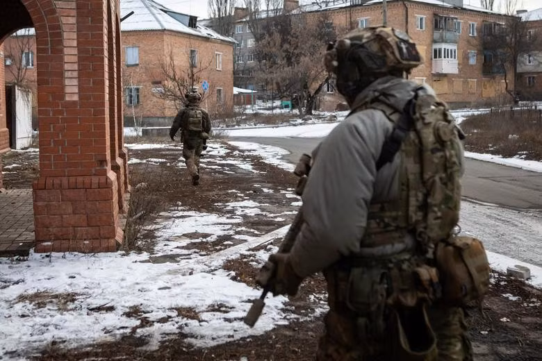 Binh sĩ Ukraine đi trên con phố ở thành phố tiền tuyến Bakhmut, vùng Donetsk. Ảnh: Reuters