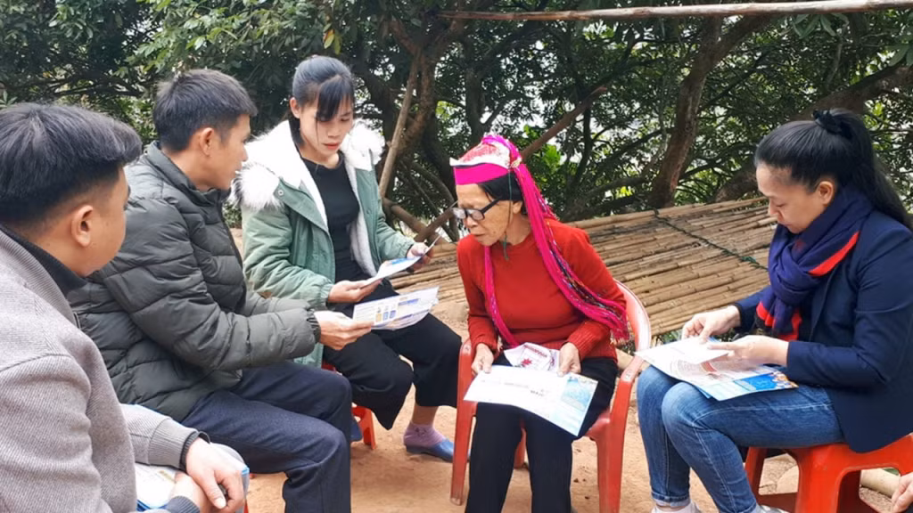 Cán bộ BHXH tỉnh cùng chính quyền địa phương tuyên truyền chính sách, lợi ích khi tham gia BHXH, BHYT cho người dân tại thôn Ngàn Phe, xã Đồng Tâm (huyện Bình Liêu) tháng 1/2023.
