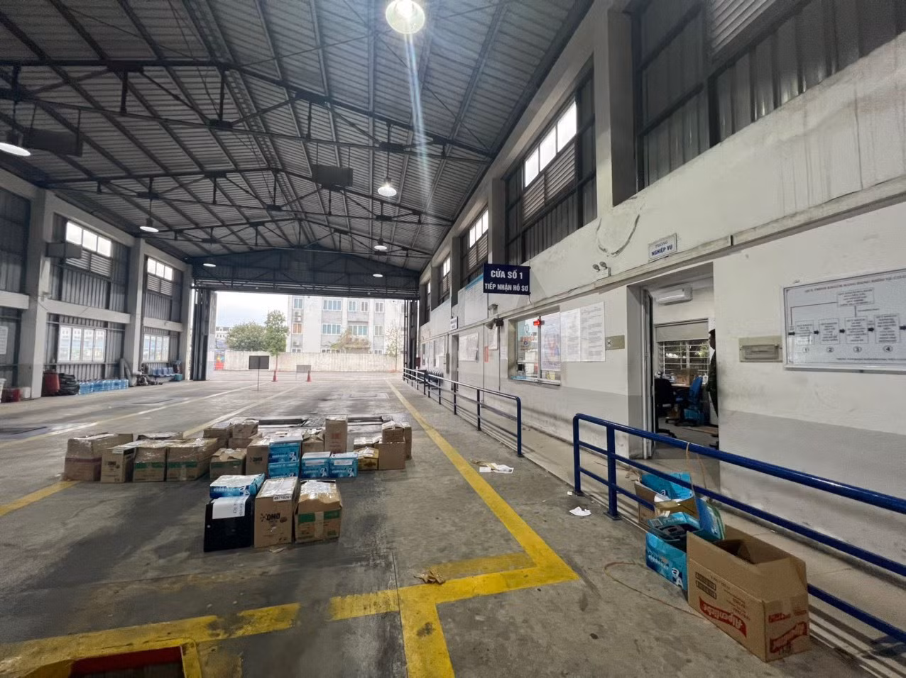 Khám xét tại Trung tâm đăng kiểm 29-10D, cảnh sát tạm giữ nhiều tài liệu. Ảnh: Công an cung cấp