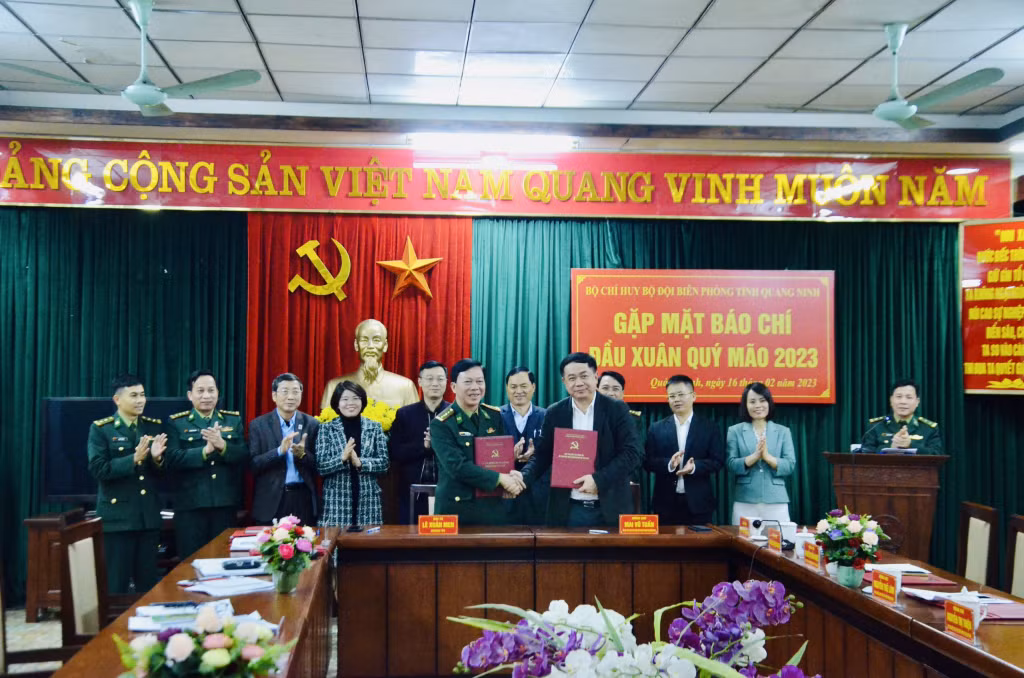 Lãnh đạo Bộ chỉ huy BĐBP tỉnh và Trung tâm Truyền thông tỉnh ký kết chương trình phối hợp năm 2023.