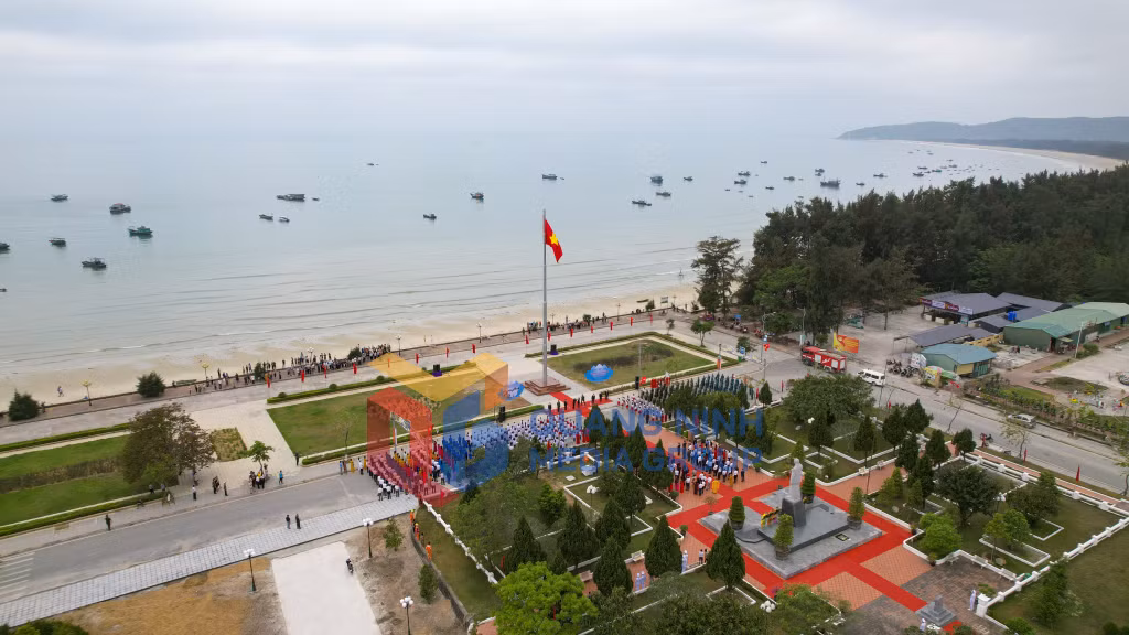 Toàn cảnh Lễ thượng cờ trên đảo Cô Tô (4-2022). Ảnh: Hùng Sơn