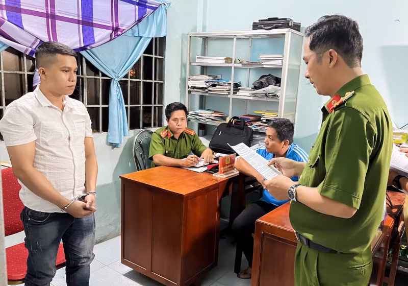 Cơ quan điều tra thi hành lệnh giữ người trong trường hợp khẩn cấp.
