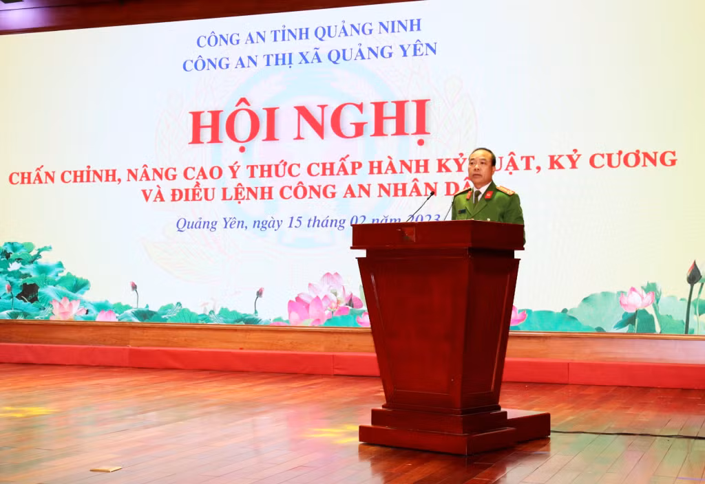 Thượng tá Vũ Xuân Lịch, Trưởng Công an TX Quảng Yên quán triệt đến toàn thể CBCS Công an thị xã các quy định của Đảng và của Bộ Công an về kỷ luật, kỷ cương, điều lệnh CAND.