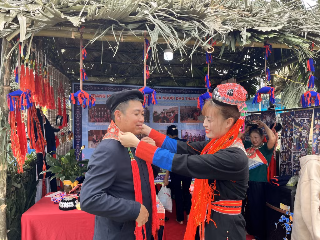 Trang phục truyền thống của người Dao Thanh Y tinh tế, đặc sắc, được nhiều du khách hiếu kỳ, thử mặc.