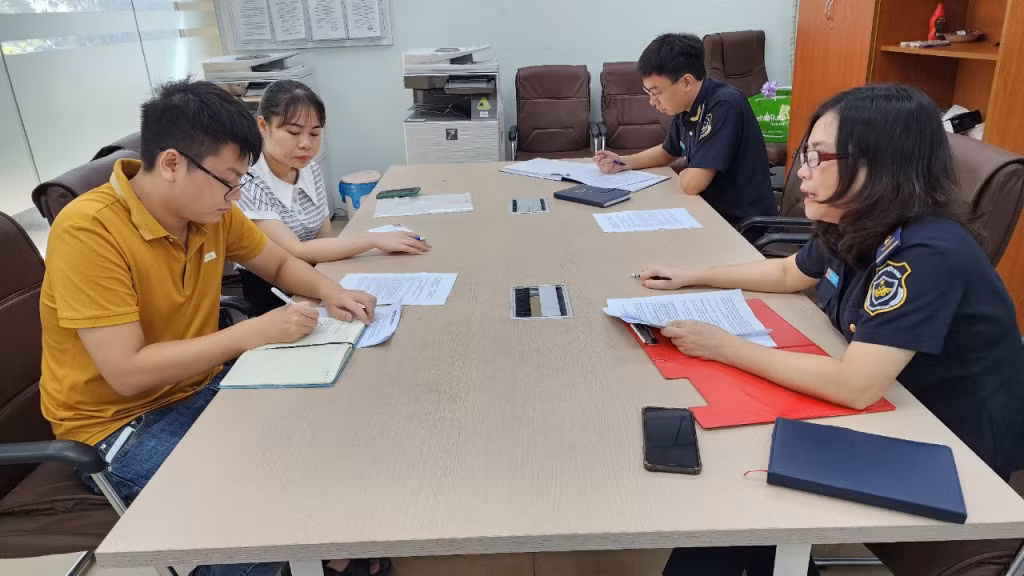 CBCC Chi cục Hải quan Cửa khẩu Móng Cái, giải quyết thắc mắc của doanh nghiệp hoạt động XNK qua địa bàn TP Móng Cái. Ảnh: Trung Thành