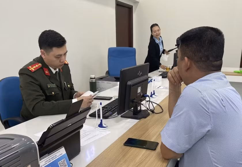 Công dân làm thủ tục cấp hộ chiếu tại Trung tâm Phục vụ hành chính công tỉnh.