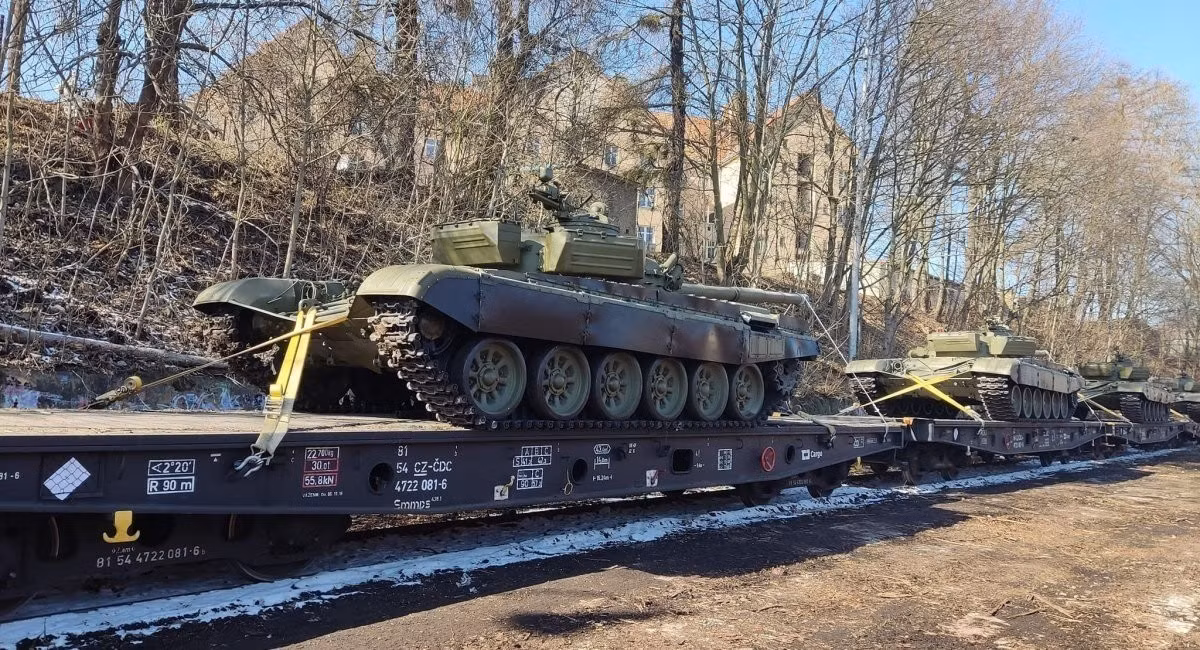 Cộng hòa Séc gửi xe tăng T-72 và xe chiến đấu bộ binh BMP-1 cho Lực lượng Vũ trang Ukraine, tháng 4/2022. Ảnh mã nguồn mở