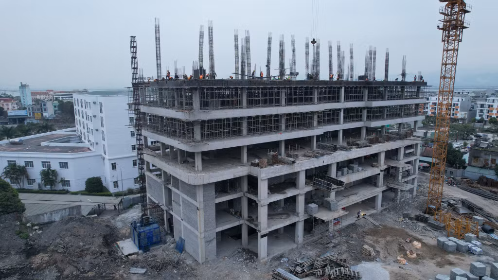 Khối nhà 11 tầng của dự án đang thi công xây lắp đến tầng 6
