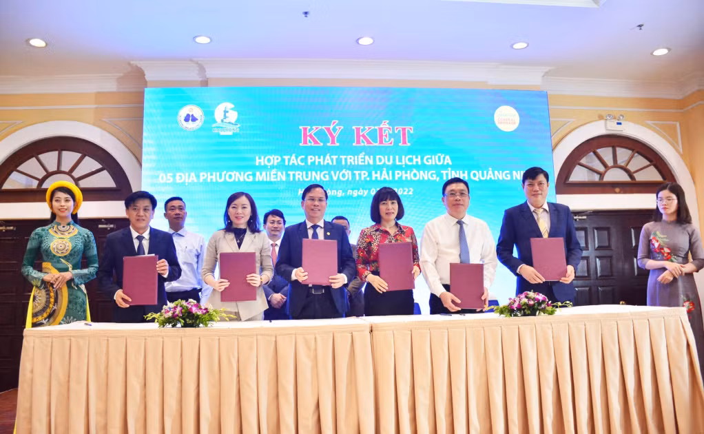 Hội nghị hợp tác phát triển du lịch giữa Quảng Ninh, Hải Phòng và 5 tỉnh miền Trung. Ảnh: Hoàng Quỳnh