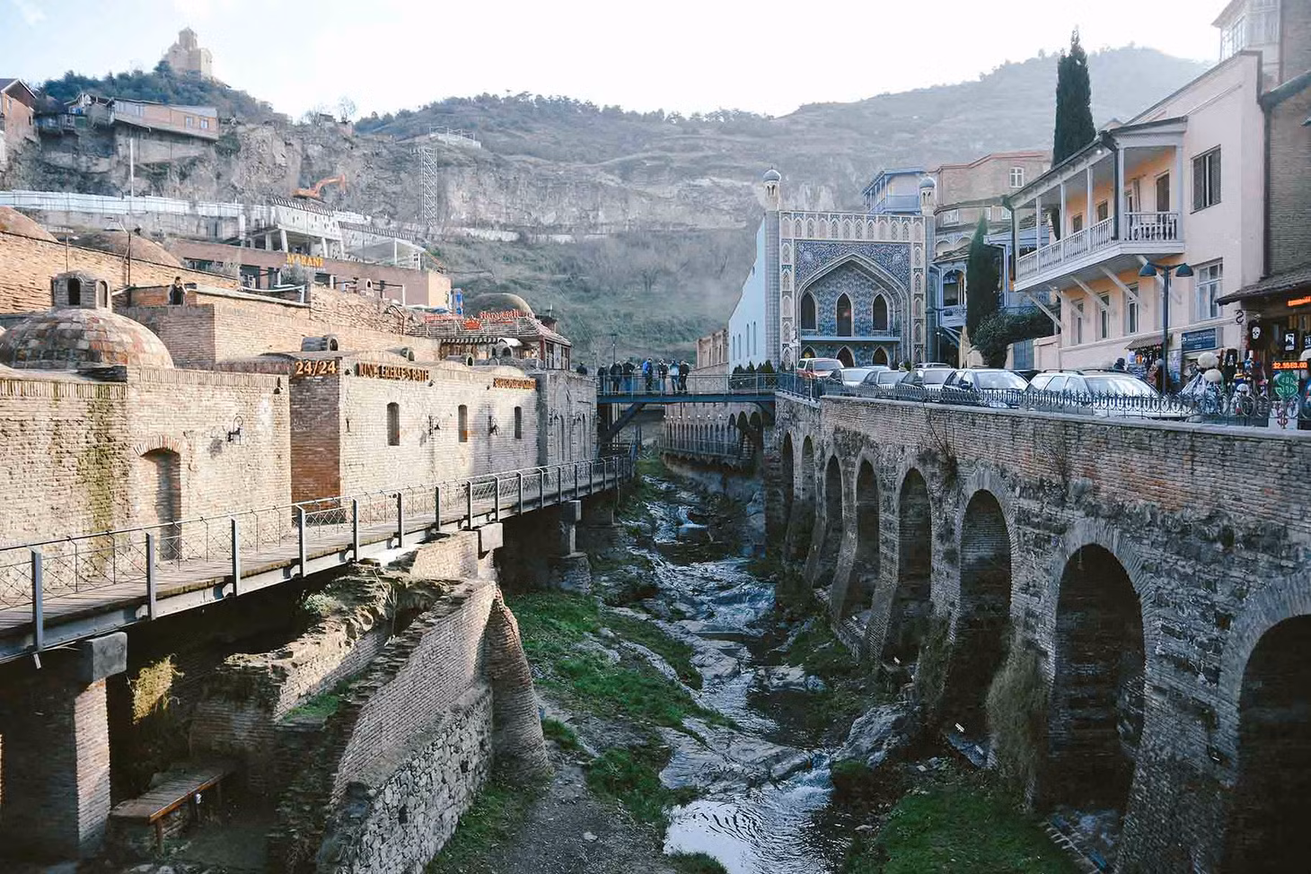 Cái tên Tbilisi ý chỉ “tbili” mang nghĩa ấm, nóng, và chất lưu huỳnh sùng sục dưới mặt đất bốc lên