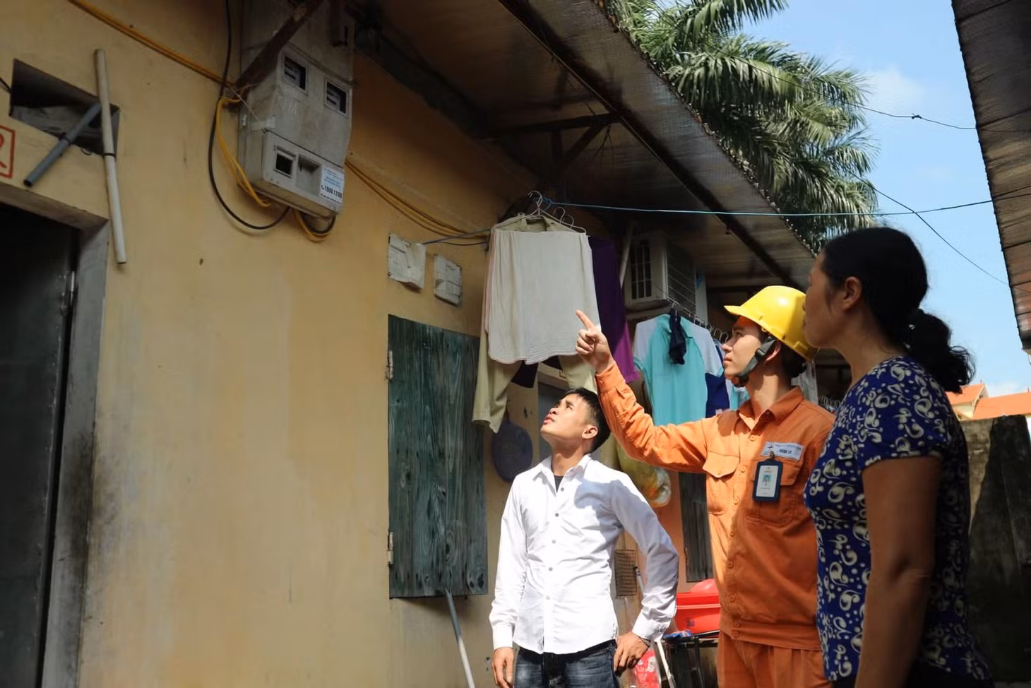 Công ty Điện lực Đông Anh kiểm tra các nhà trọ trên địa bàn về việc thu tiền điện theo quy định. Ảnh minh họa: Mạnh Khánh/TTXVN
