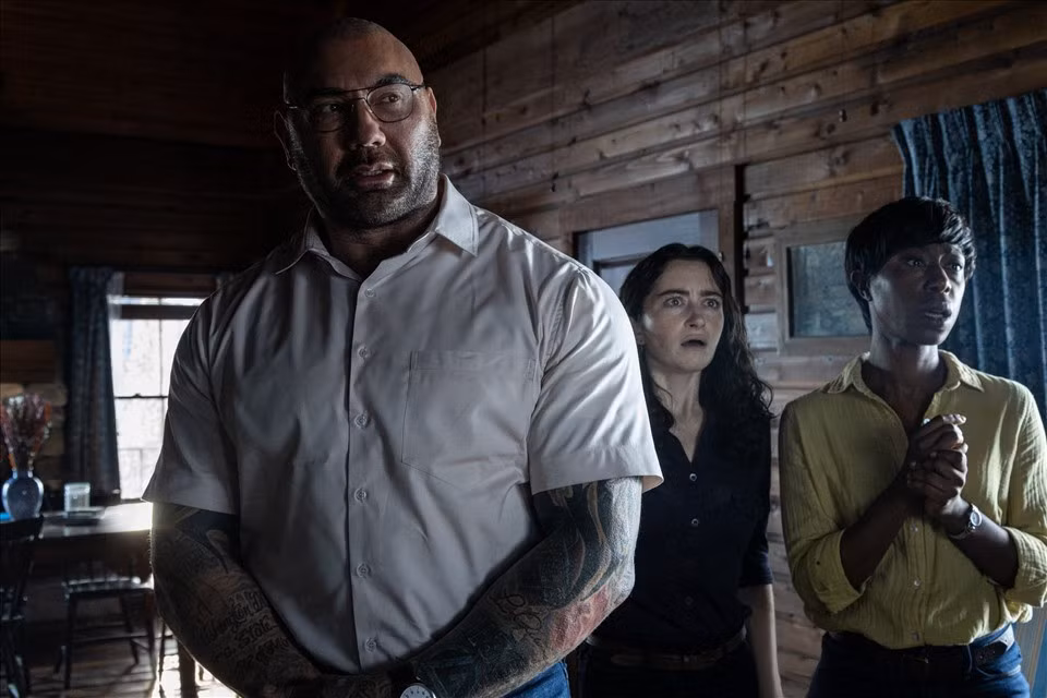 “Knock at the Cabin” đang soán ngôi "Avatar 2". Ảnh: Nhà sản xuất