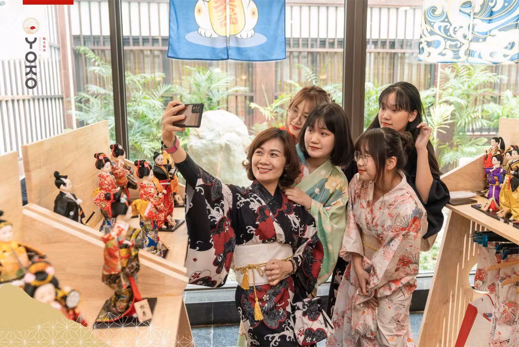 Du khách chụp ảnh lưu niệm tại Khu nghỉ dưỡng suối khoáng Yoko Onsen Quang Hanh.