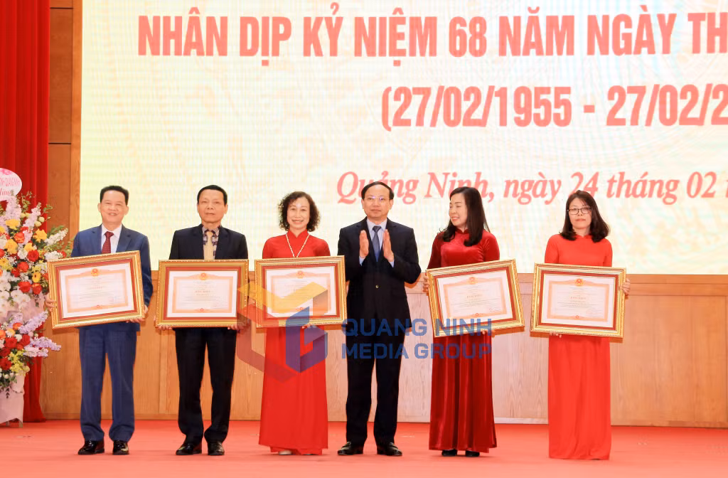 Thừa ủy quyền của Thủ tướng Chính phủ, đồng chí Nguyễn Xuân Ký, Ủy viên Trung ương Đảng, Bí thư Tỉnh ủy, Chủ tịch HĐND tỉnh, trao Bằng khen của Thủ tướng Chính phủ cho các tập thể có thành tích xuất sắc.