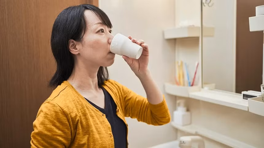 Vệ sinh với nước súc miệng có thể hỗ trợ giảm đau và đẩy nhanh quá trình hồi phục nhiệt miệng. Ảnh minh họa: Healthline.